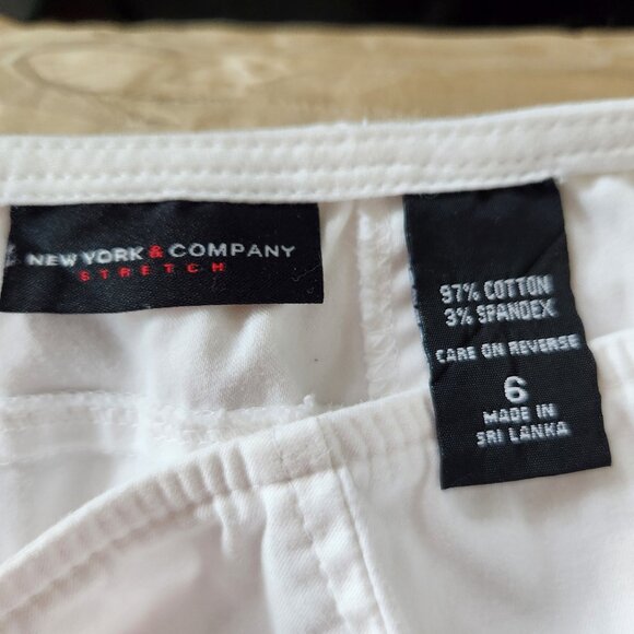 New York & Company White A-Line Knee-Length Skirt. Size 6 - Picture 3 of 4